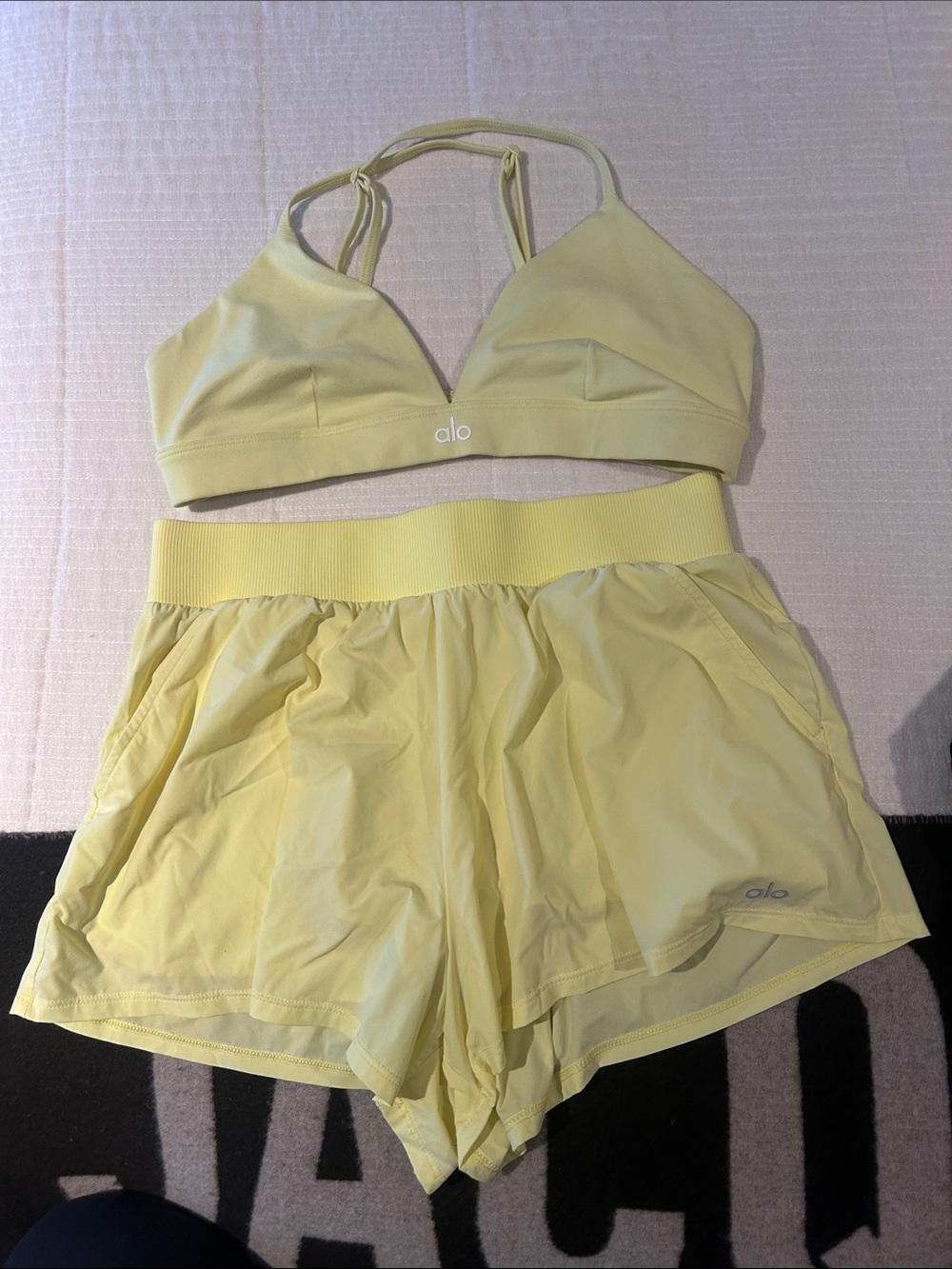 Alo yellow set - Picture 1 of 3